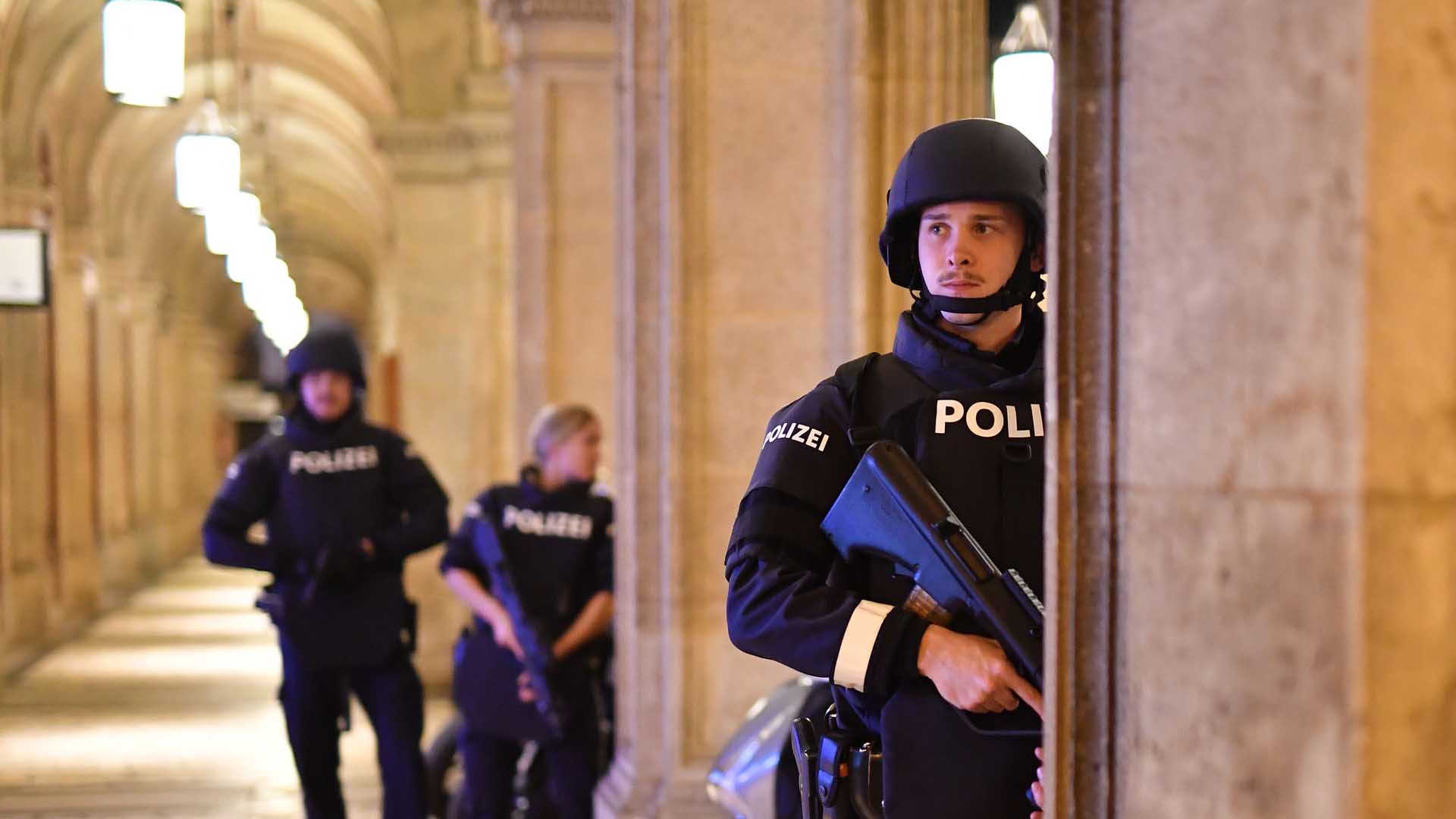 قتلى وجرحى في هجوم إرهابي على كنيس في النمسا.. والشرطة تقتل أحد المنفذين 